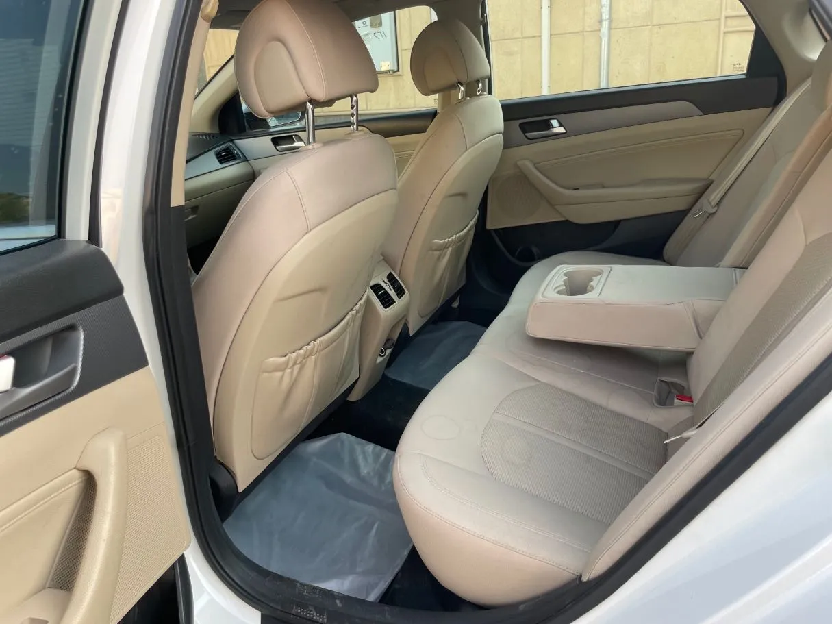 Car image 16