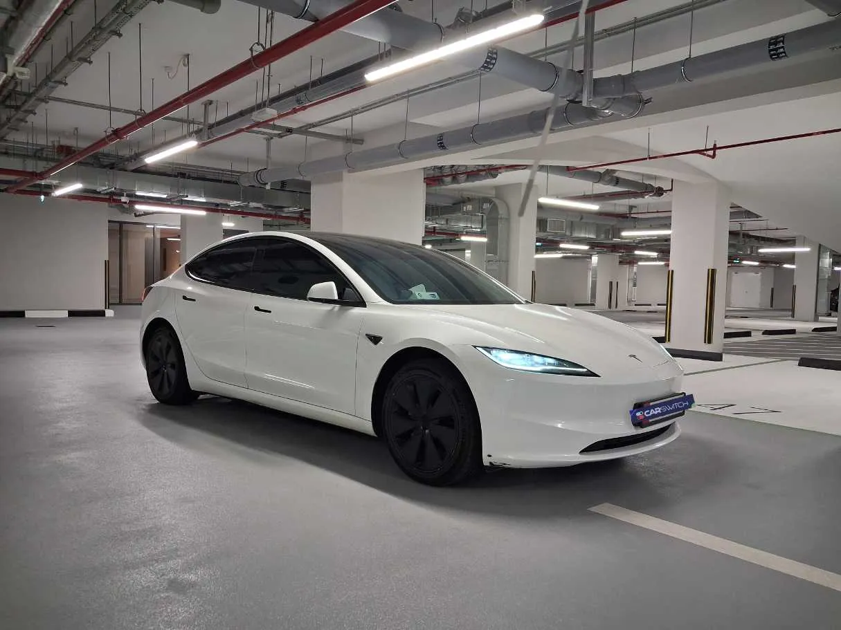 Car image 3