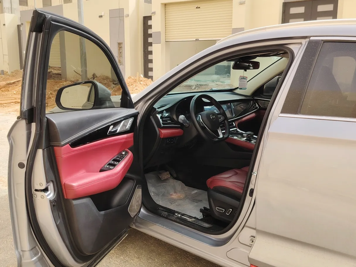 Car image 13
