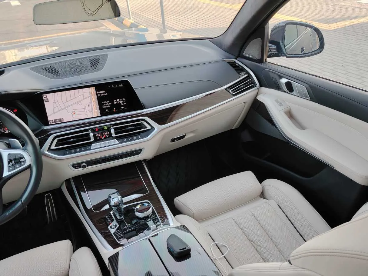 Car image 25