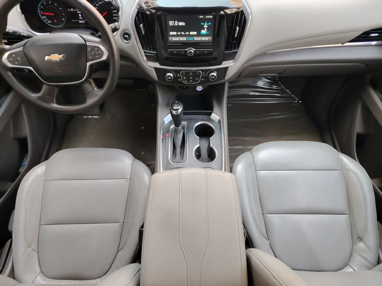 Car image 19