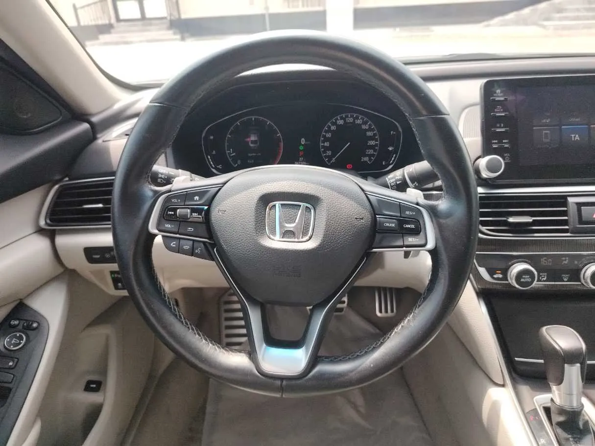 Car image 16