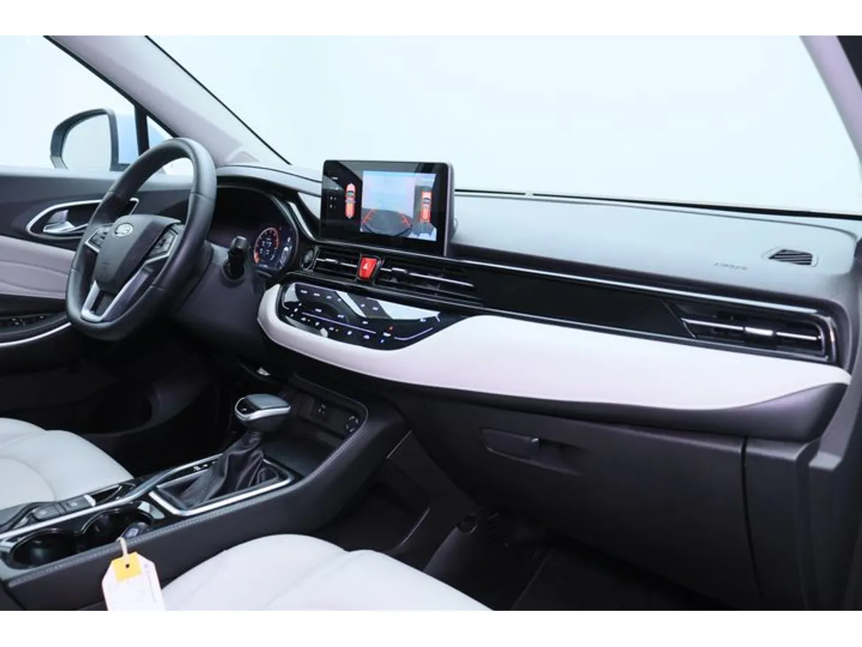 Car image 10