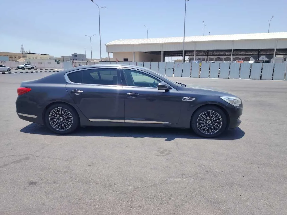Car image 4