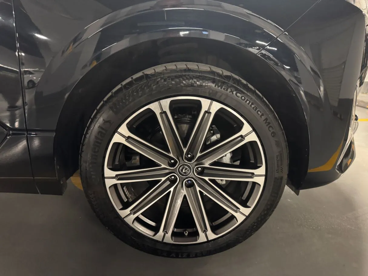 Car image 9