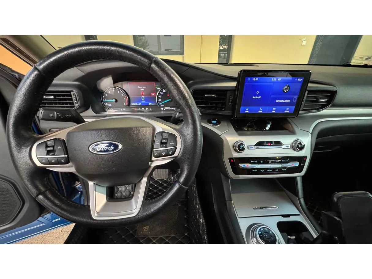 Car image 18