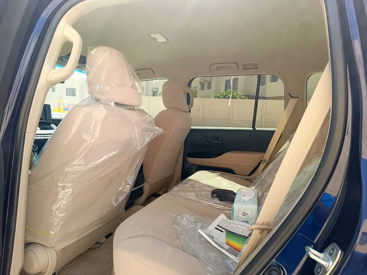 Car image 19