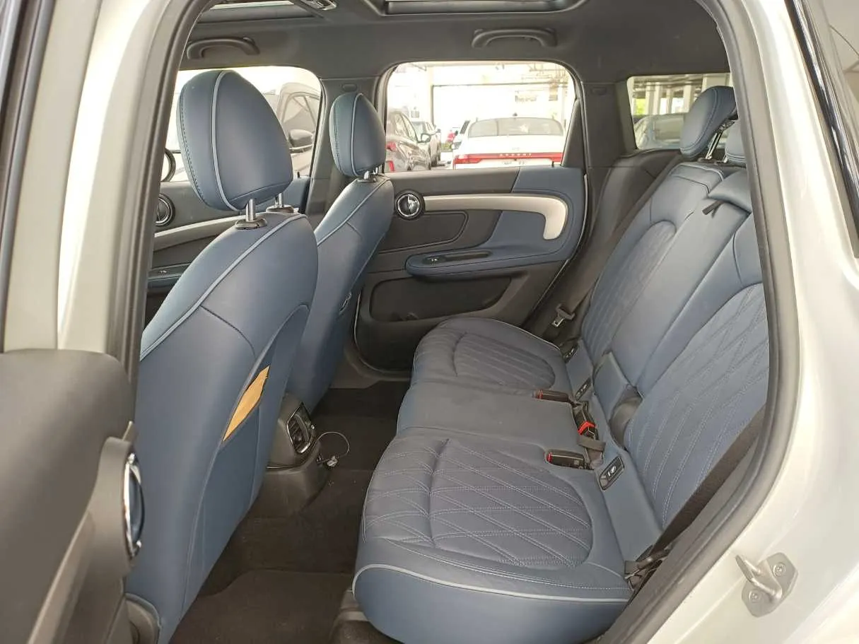 Car image 13