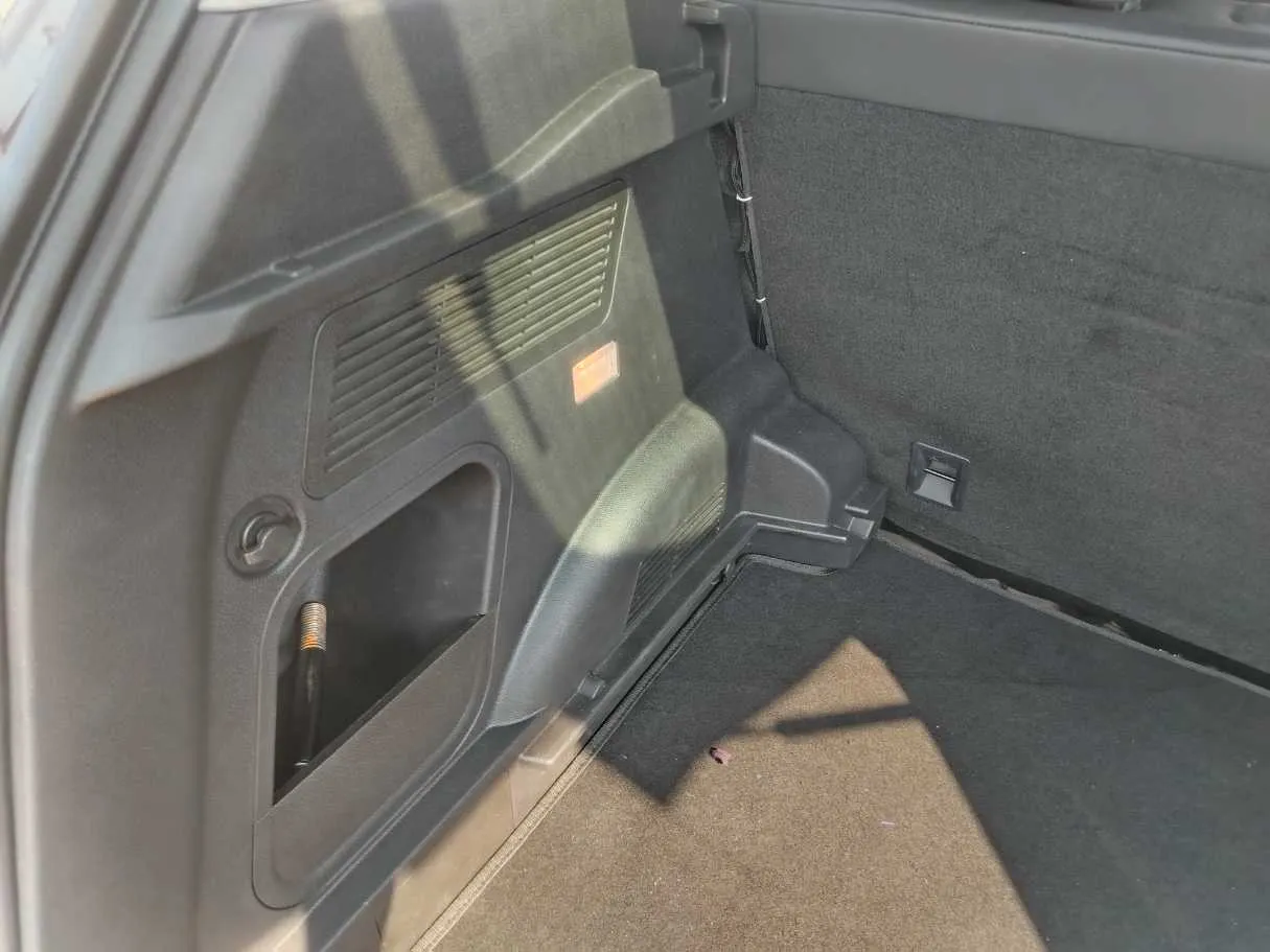 Car image 30