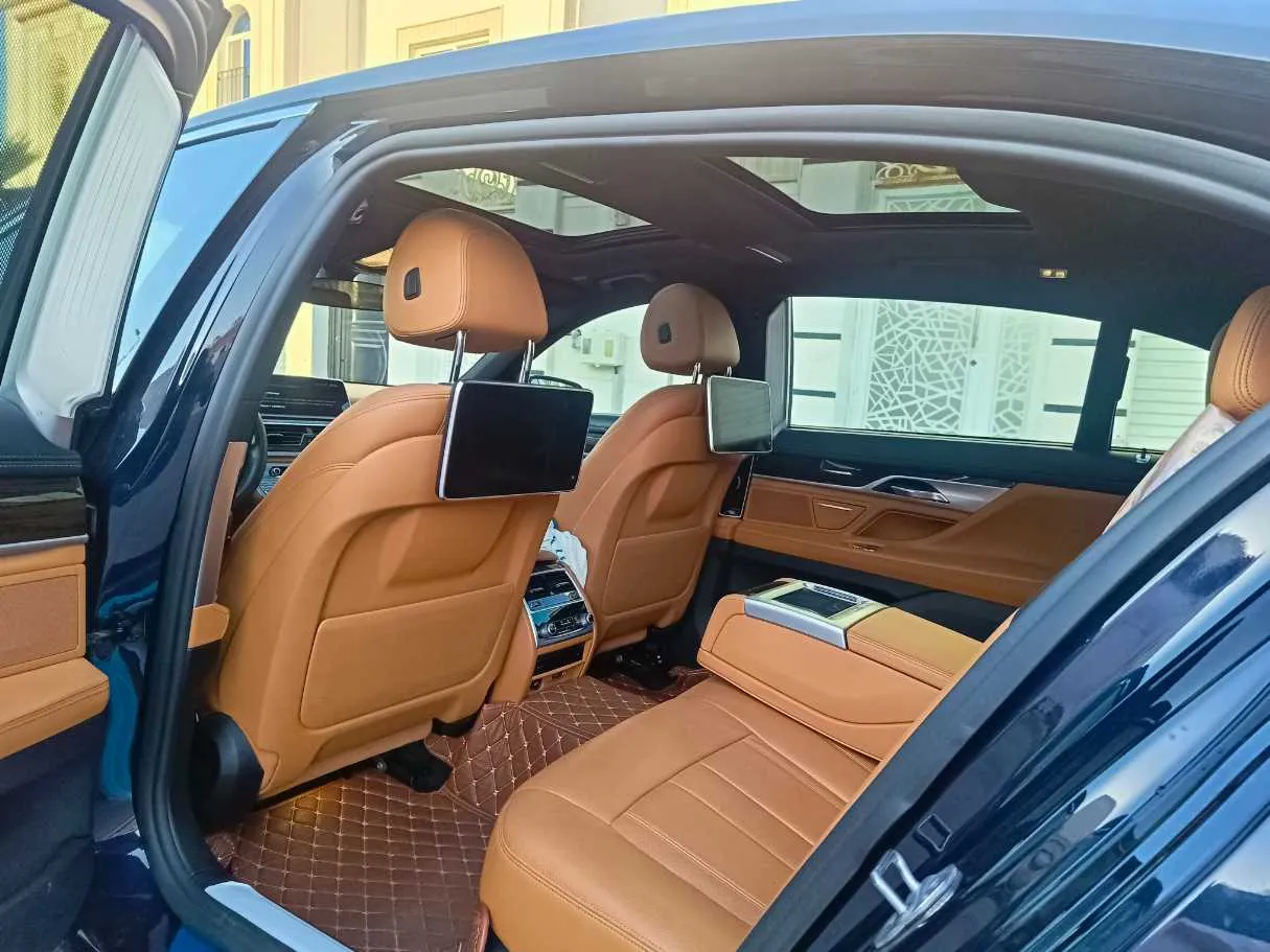 Car image 19