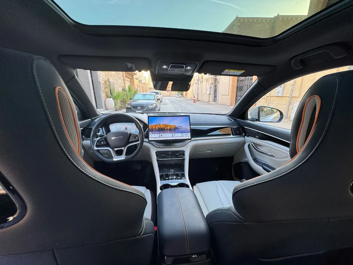 Car image 14