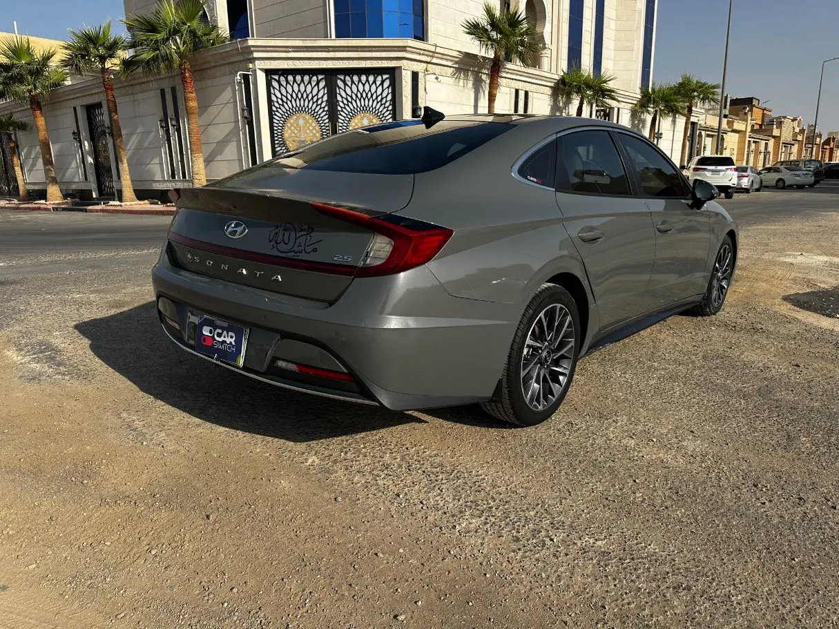 Car image 5