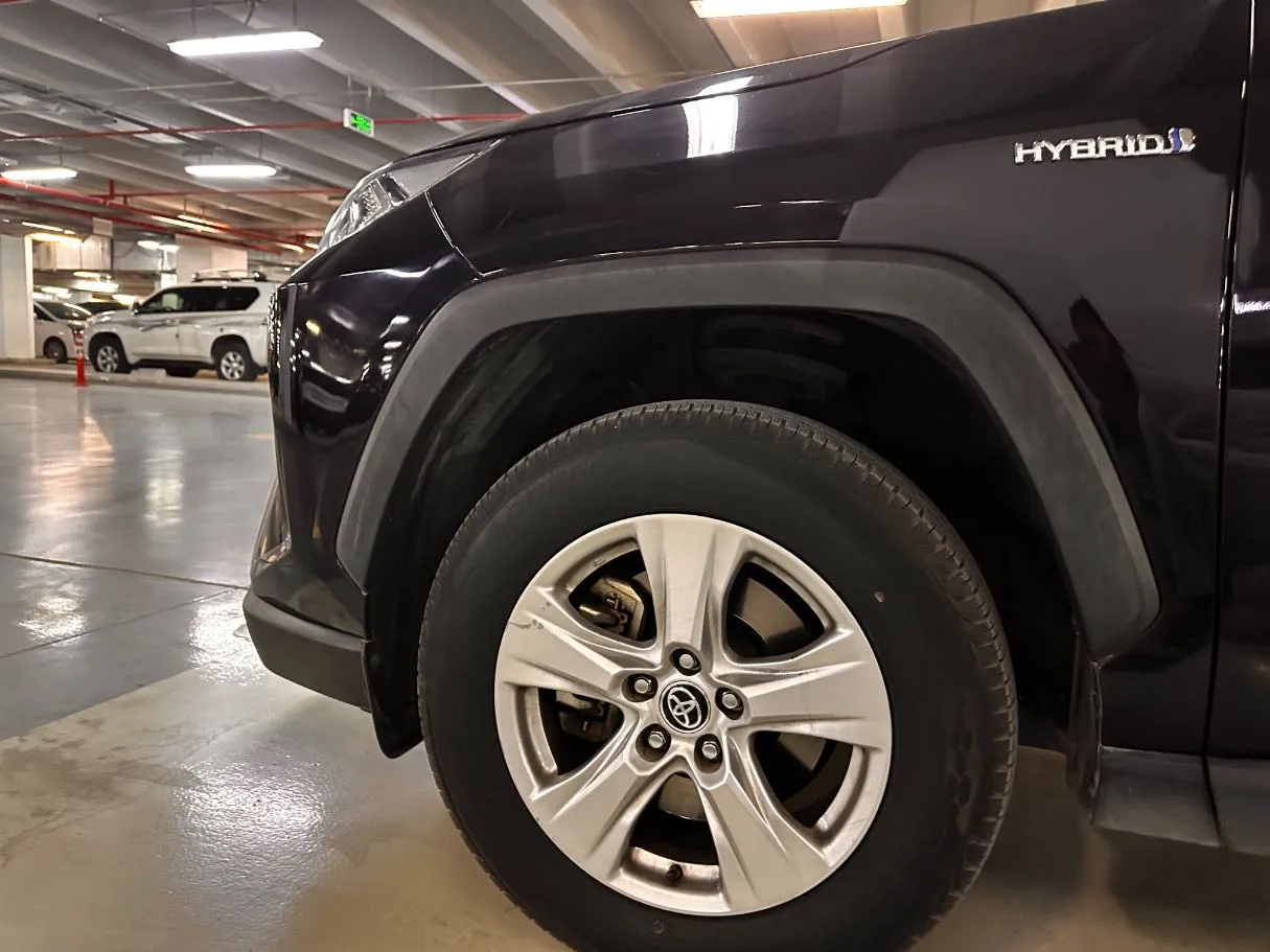 Car image 9