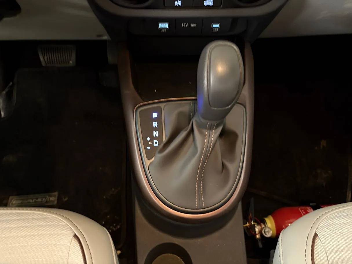Car image 14