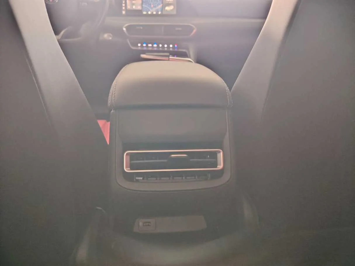 Car image 30