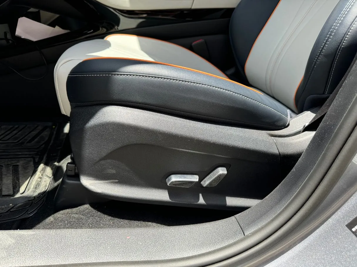 Car image 24