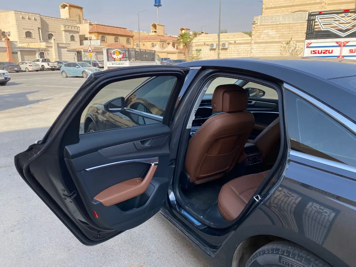 Car image 12