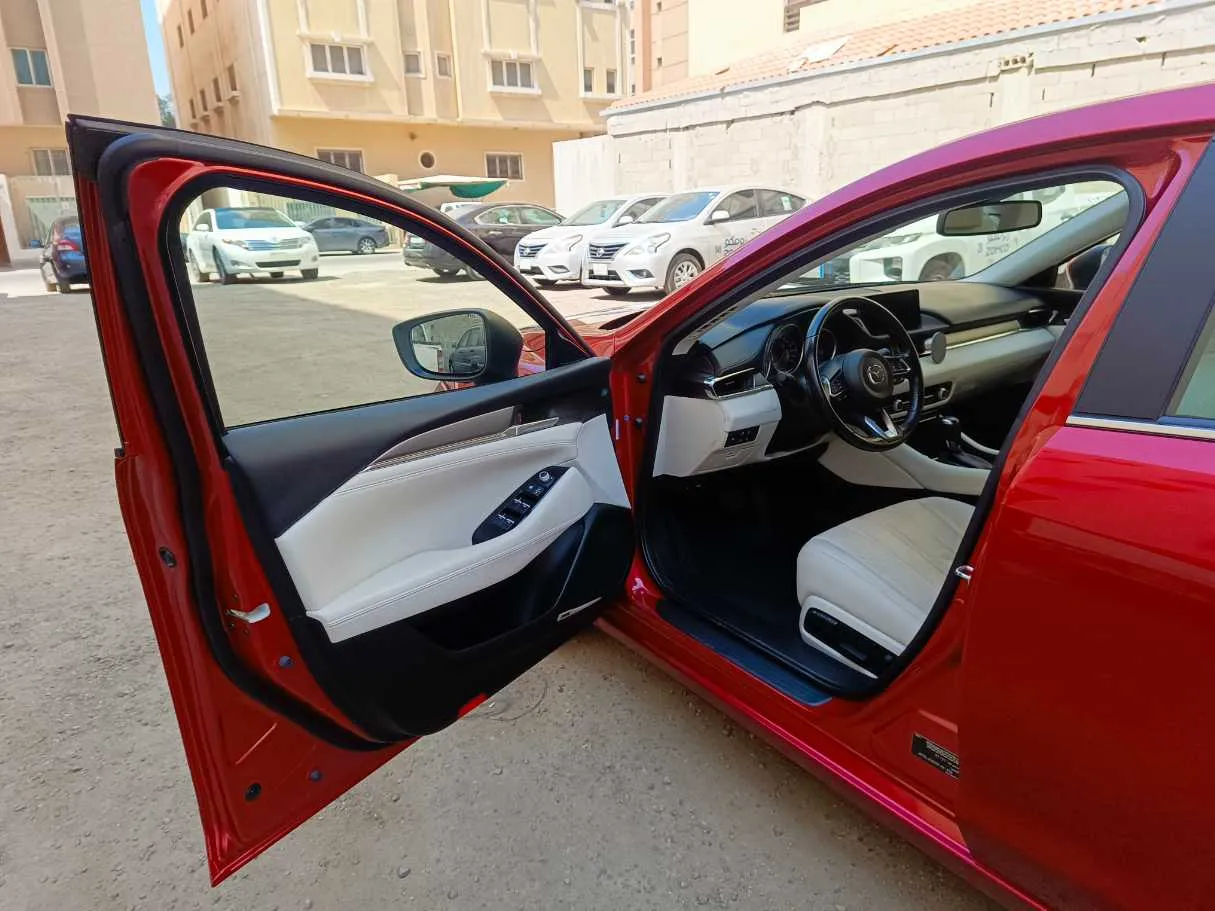 Car image 12