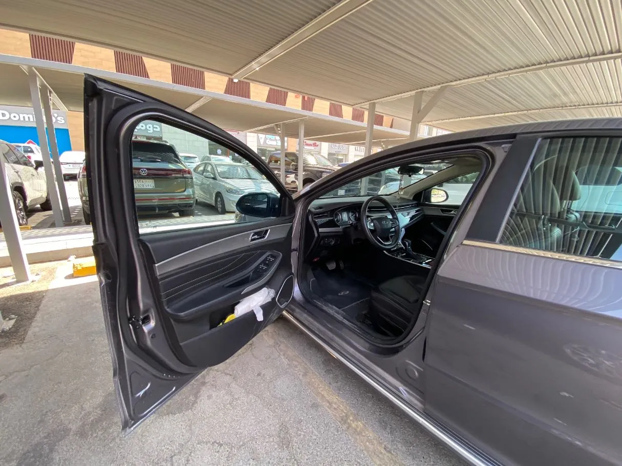 Car image 10