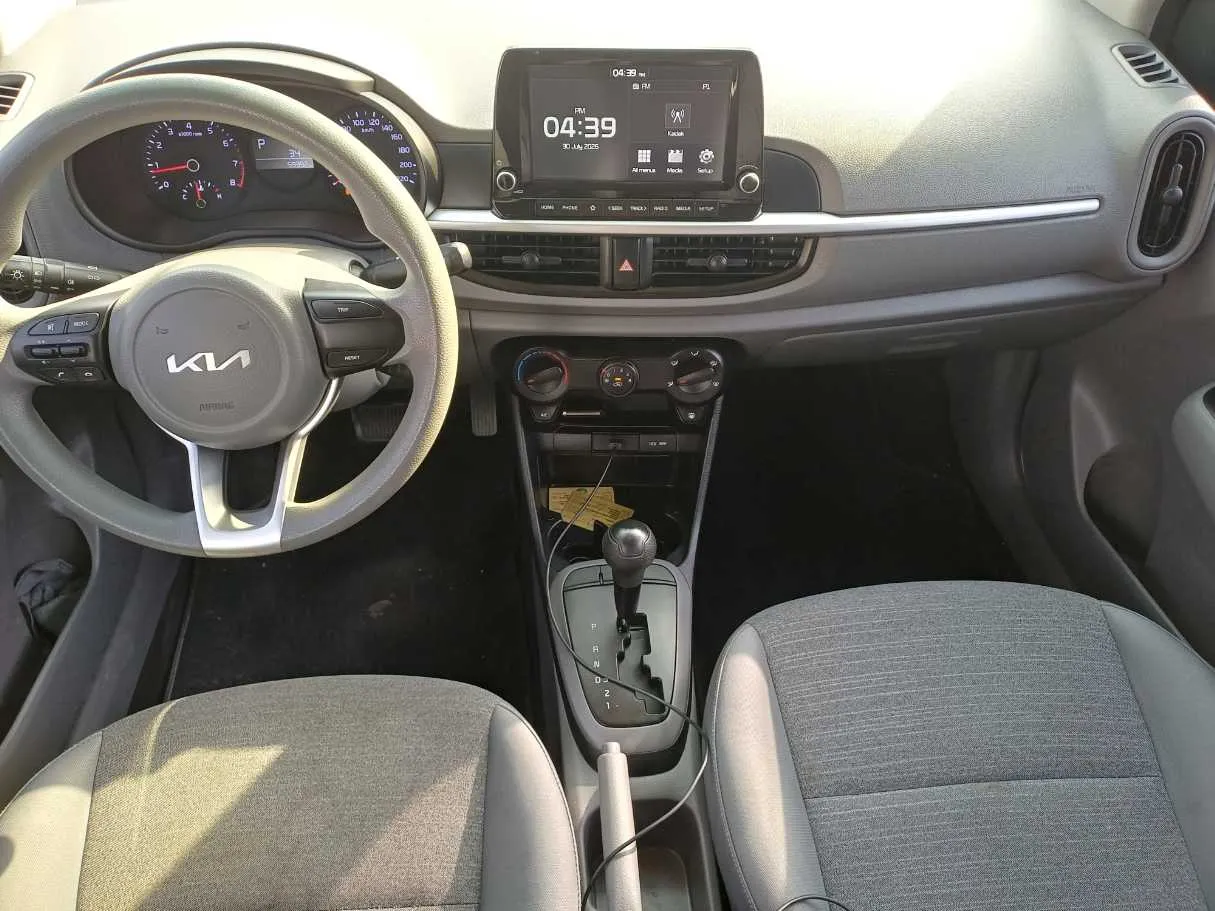 Car image 16