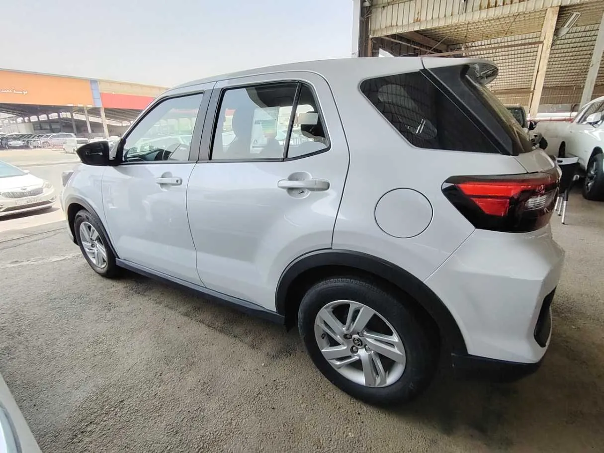 Car image 8
