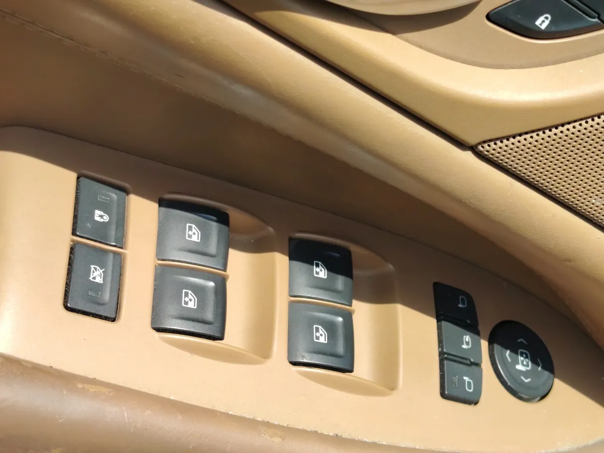 Car image 25