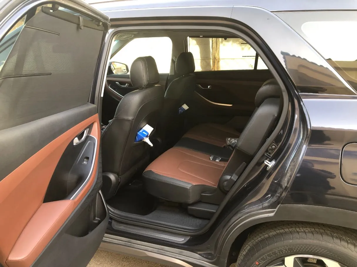 Car image 12