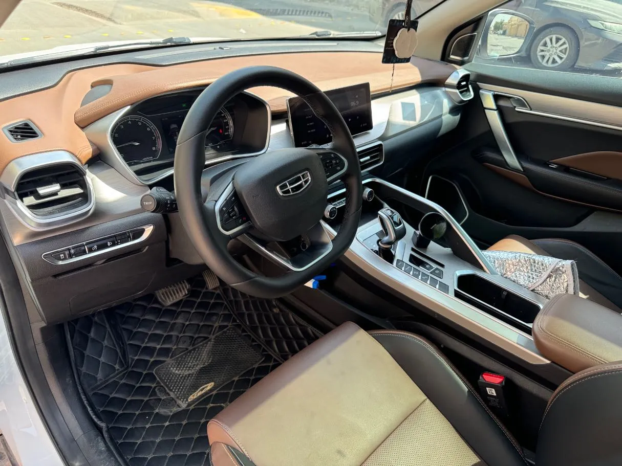 Car image 12