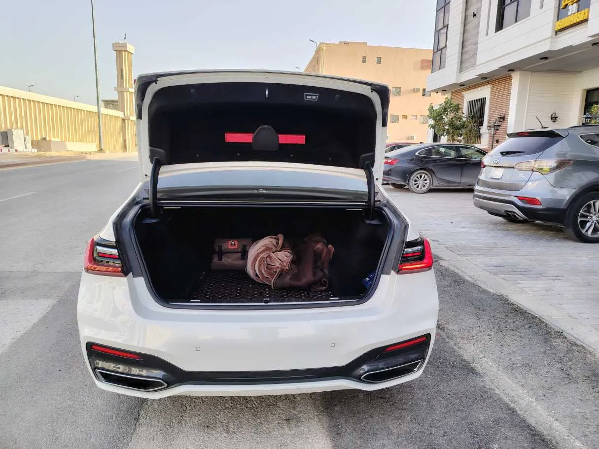 Car image 19