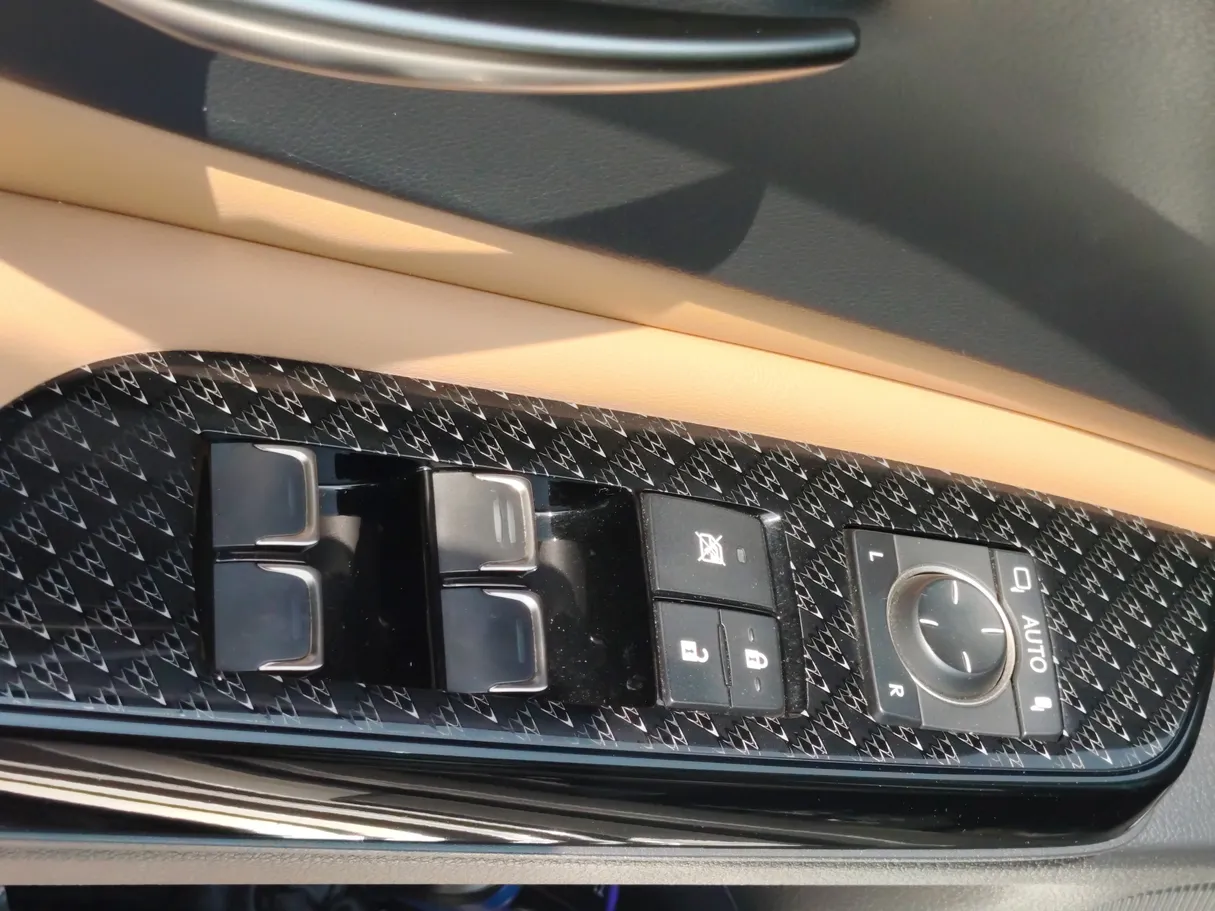 Car image 29