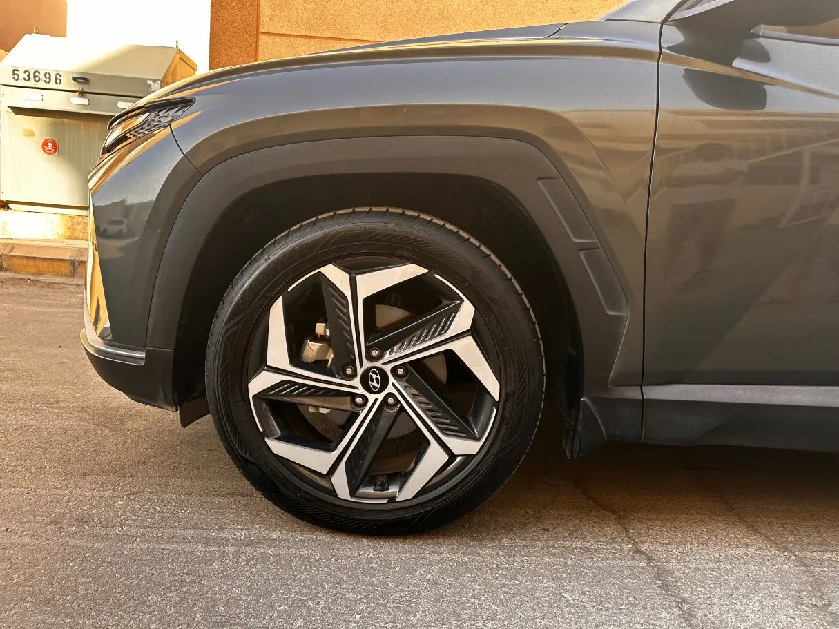 Car image 9