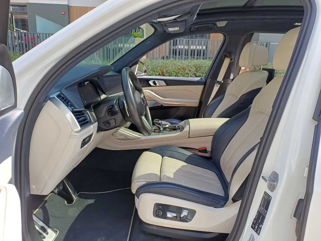 Car image 12
