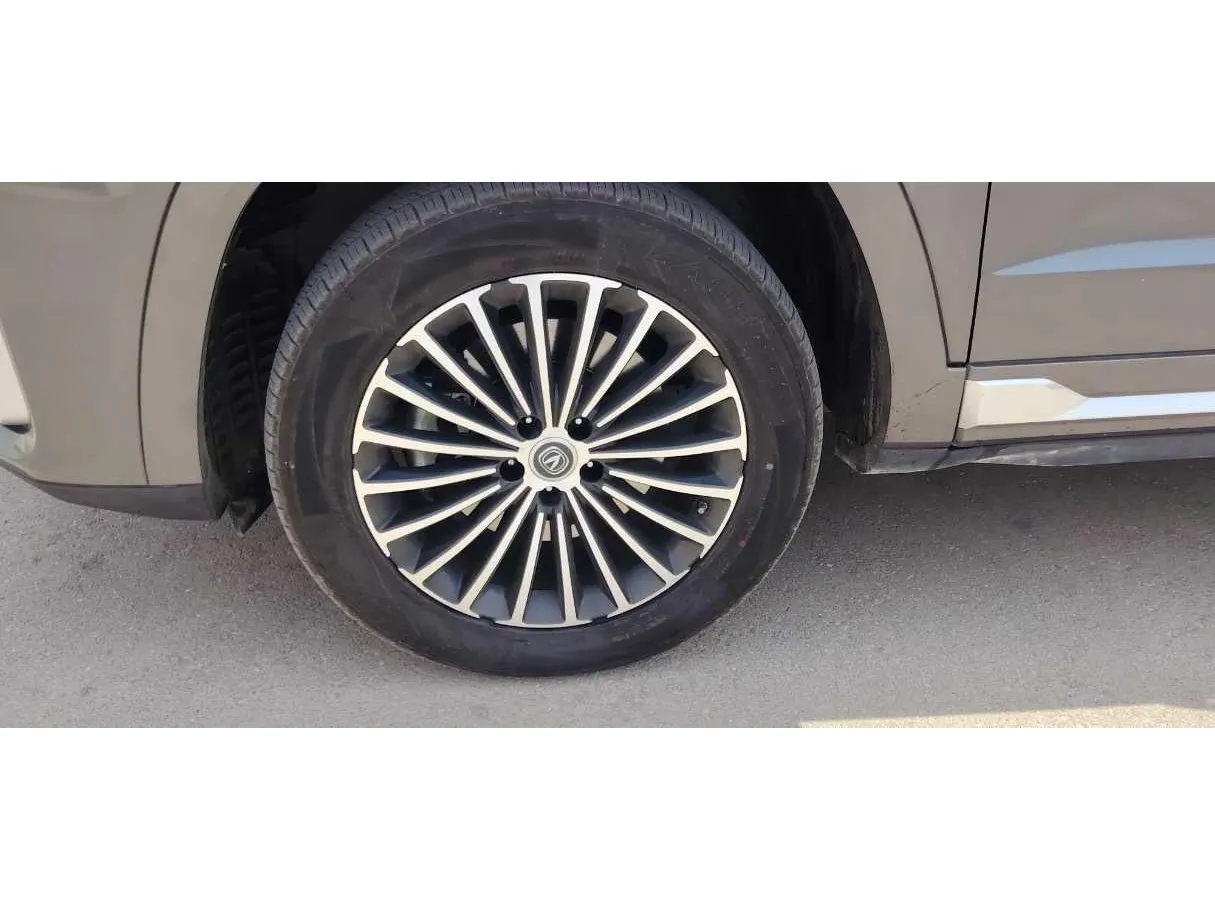 Car image 10