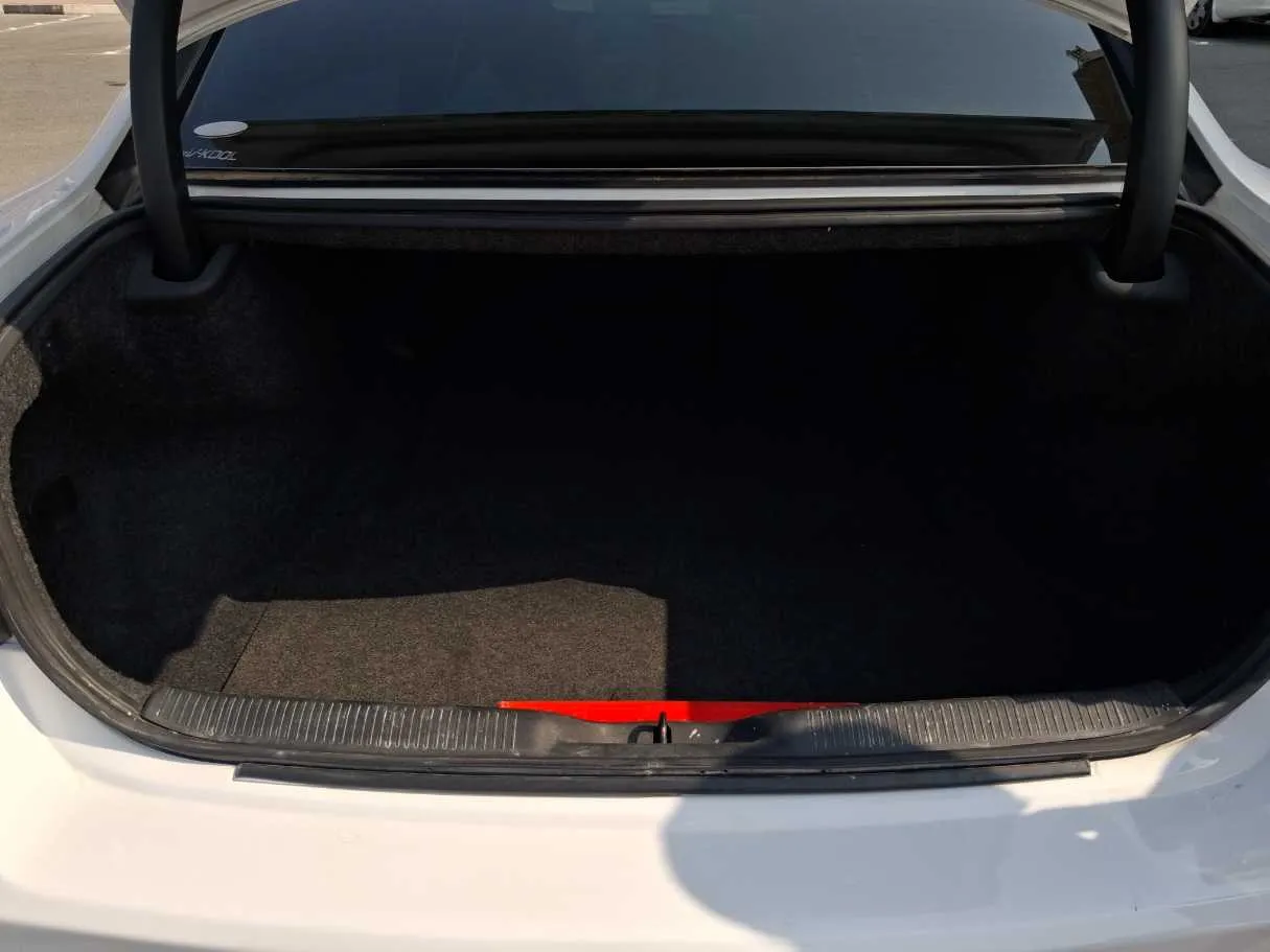 Car image 19