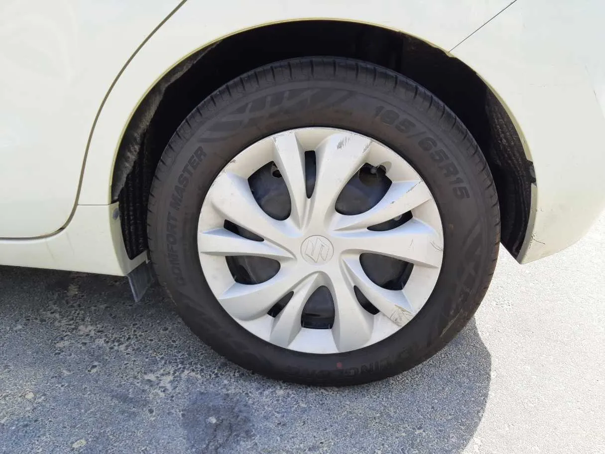Car image 9