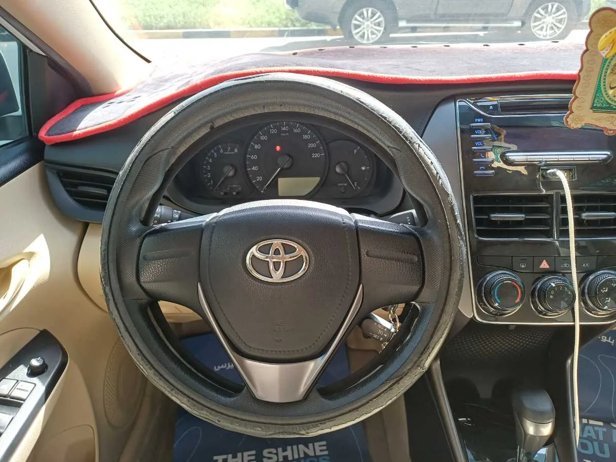 Car image 14