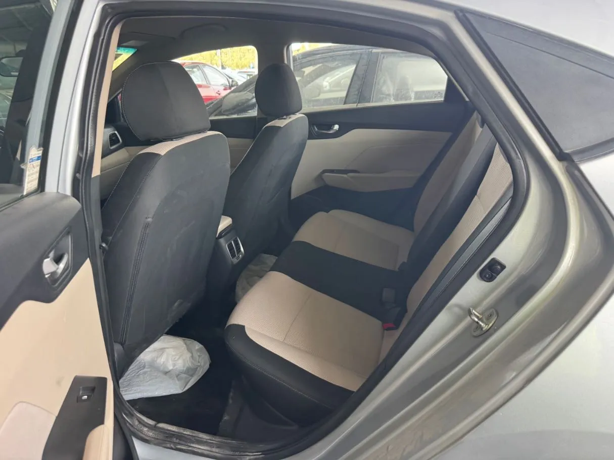 Car image 14