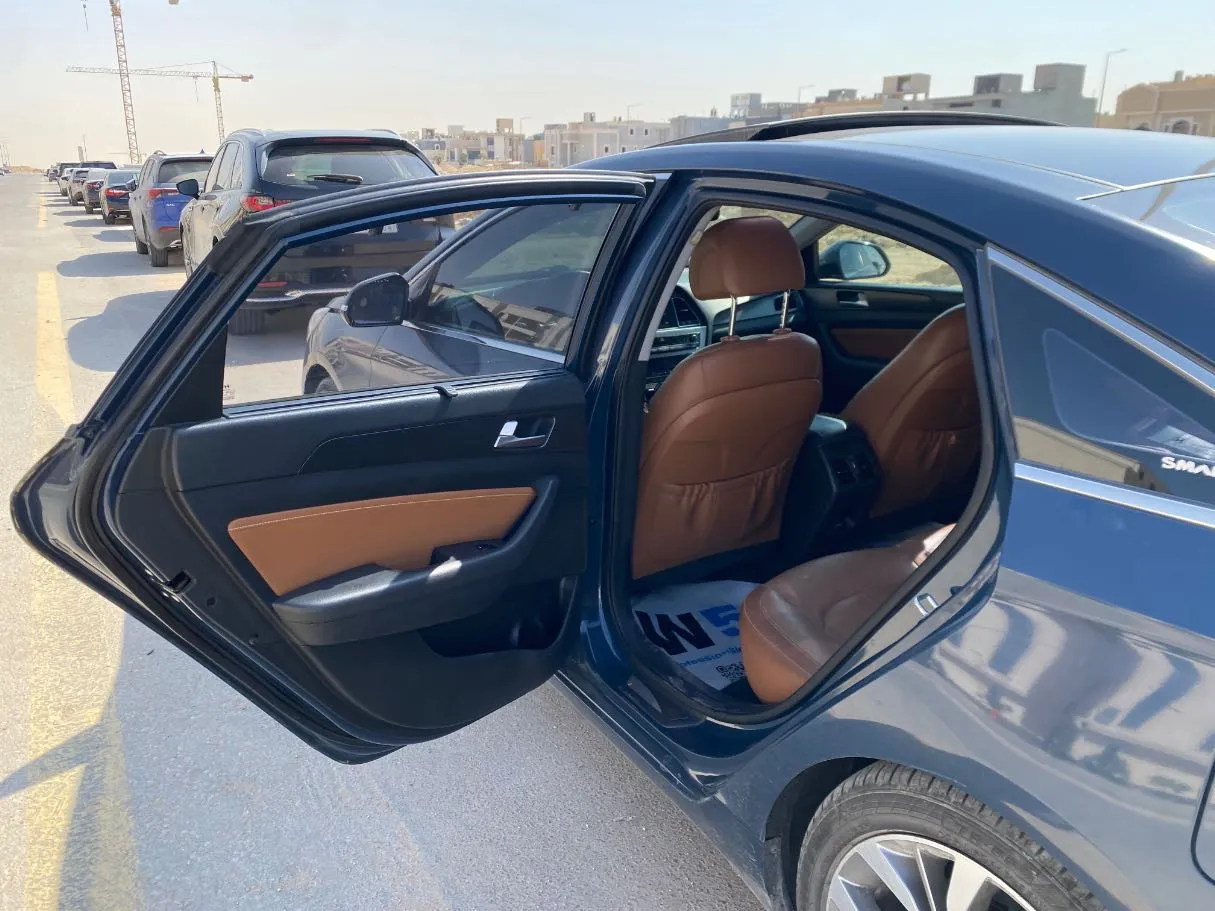 Car image 12