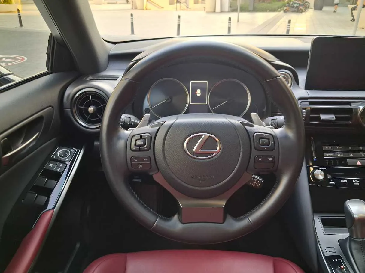 Car image 19