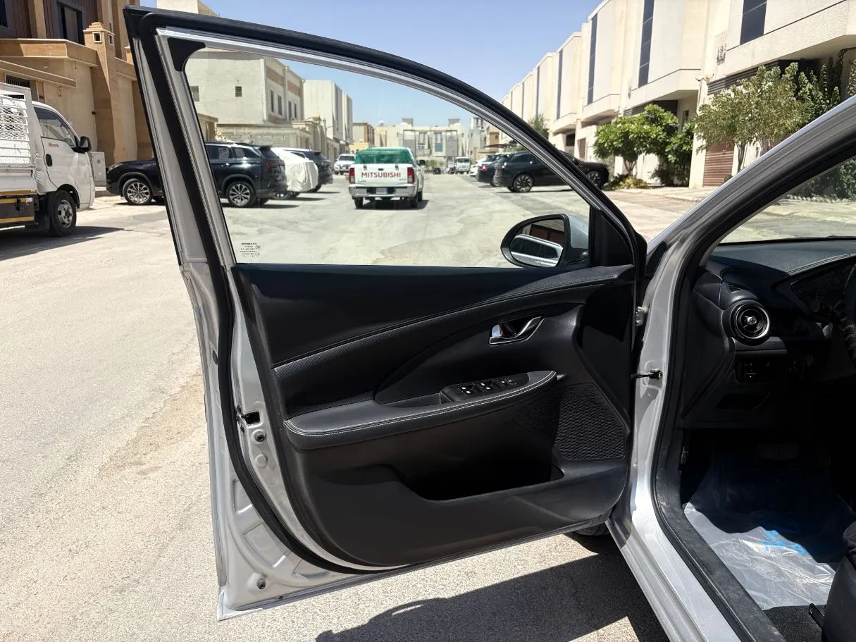 Car image 10