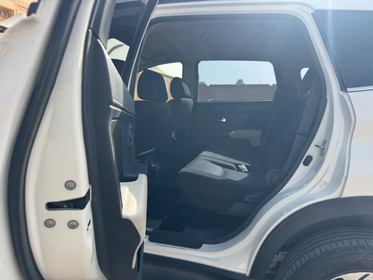 Car image 13