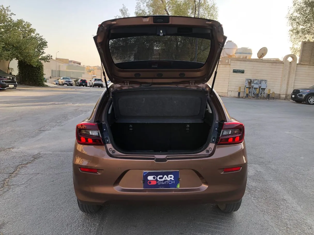 Car image 18