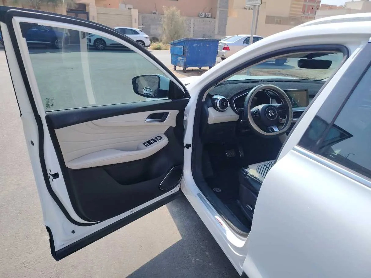 Car image 12