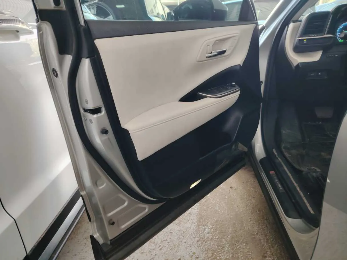 Car image 13