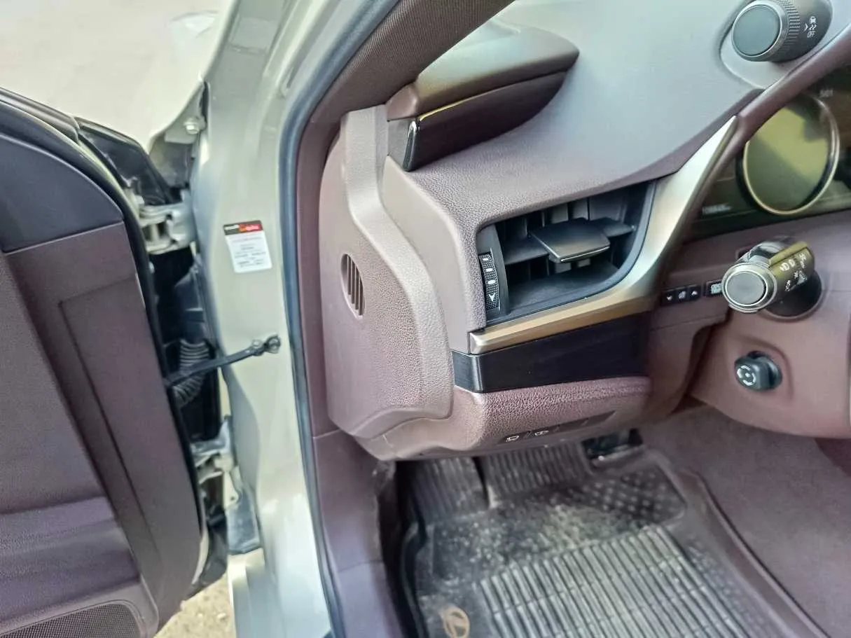 Car image 32