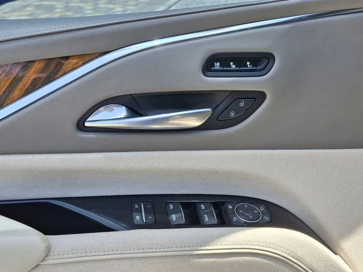 Car image 24
