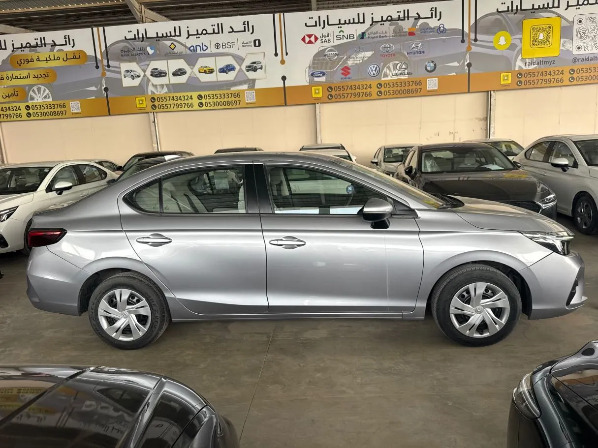 Car image 4