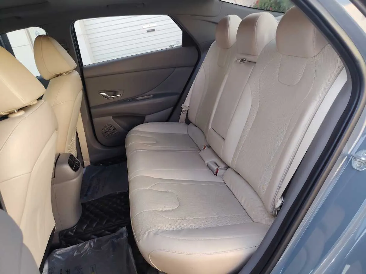 Car image 16