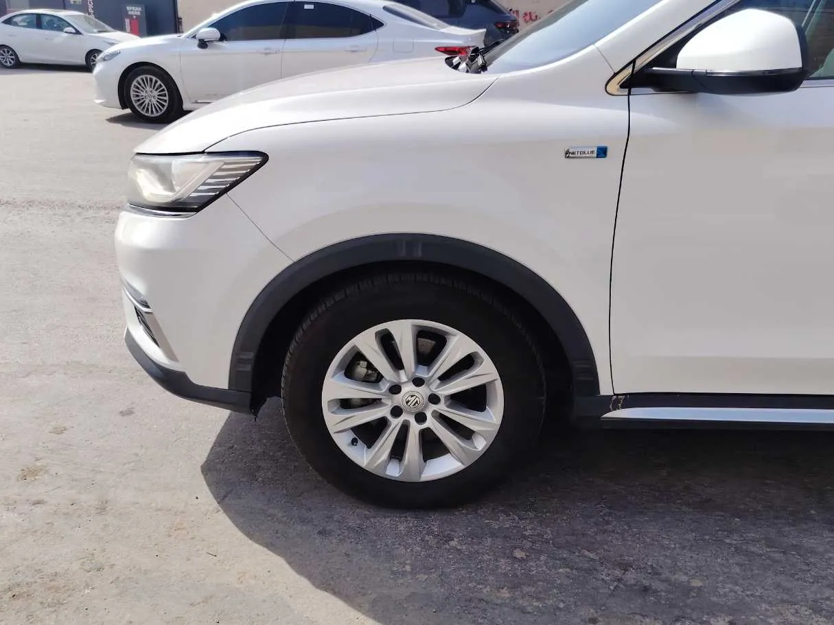 Car image 9