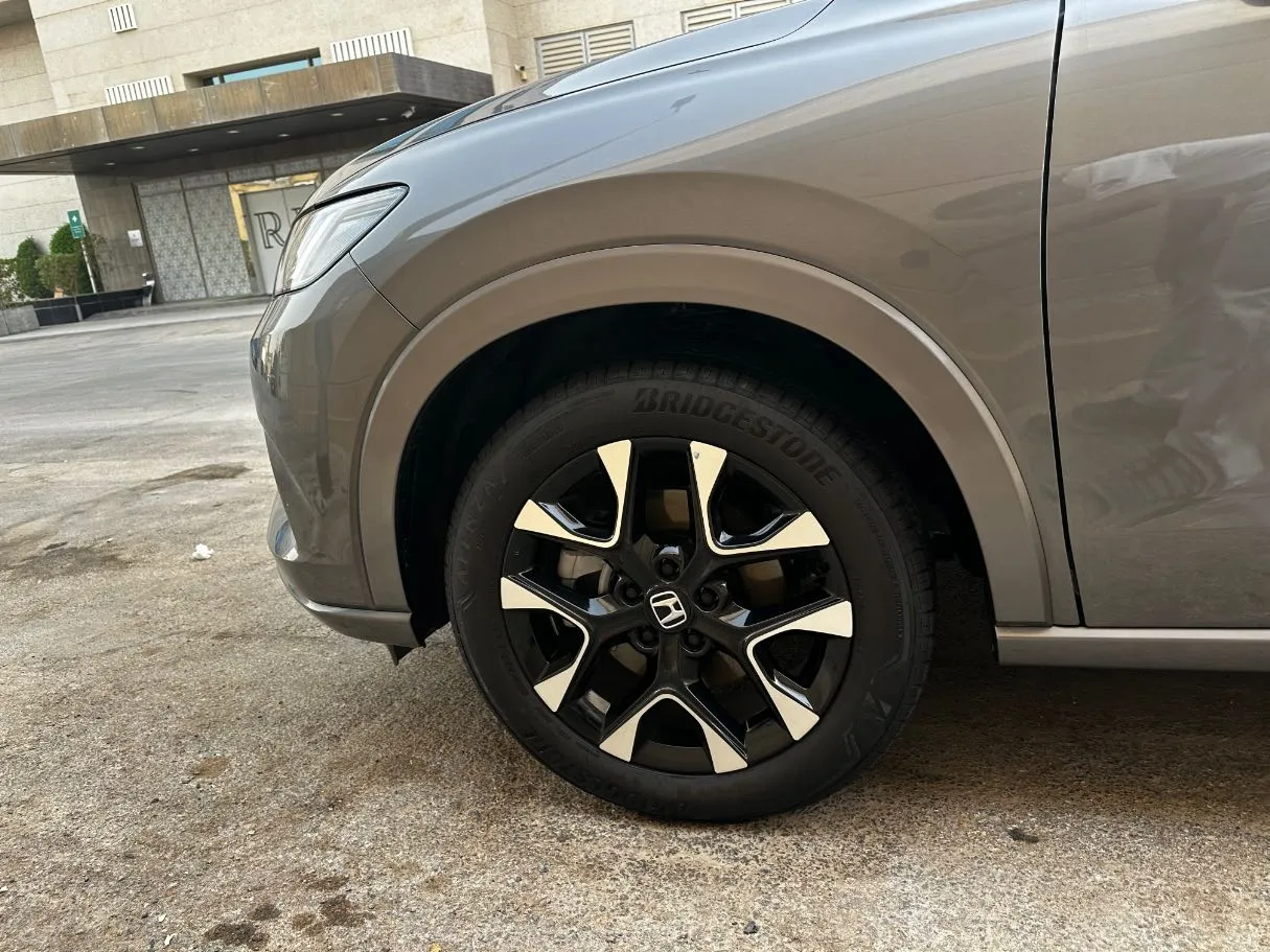 Car image 9